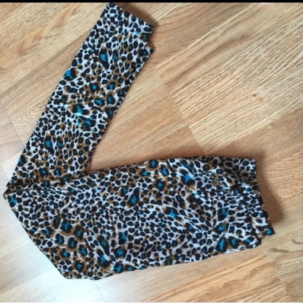 Says size L but fits like a Med Women’s Leopard 🐆 Print Thick Fleece Leggings